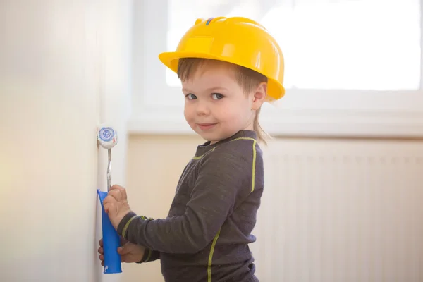 Little boy painted the wall — Stock Photo, Image