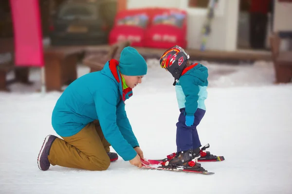Otec se synem, lyžování na horách — Stock fotografie
