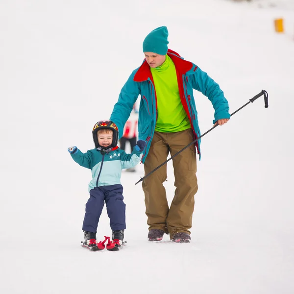 Padre con figlio sciare in montagna — Foto Stock