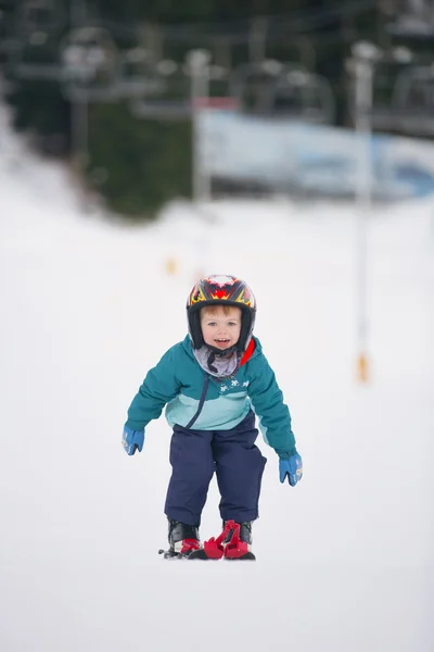Criança menino esquiando nas montanhas — Fotografia de Stock