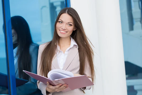 Geschäftsfrau arbeitet in der Stadt. — Stockfoto