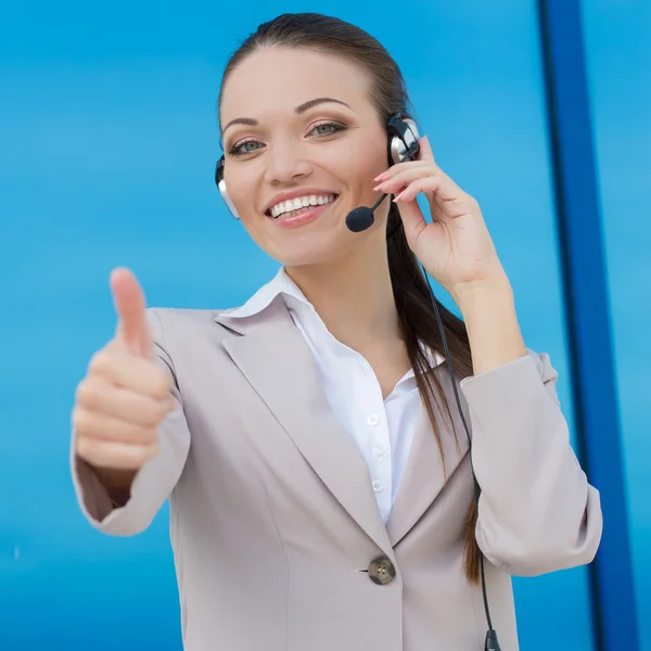Operador telefónico femenino de atención al cliente — Foto de Stock