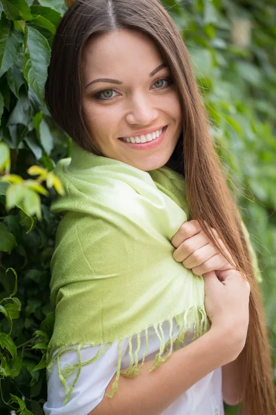 Mädchen nahe grünem Zweig — Stockfoto