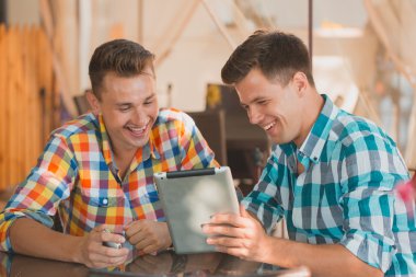 İki arkadaş tablet vasıl arıyorsunuz