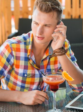 Telefonda konuşan adam.