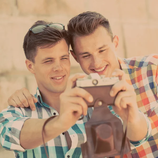 Jungen mit Retro-Fotokamera — Stockfoto