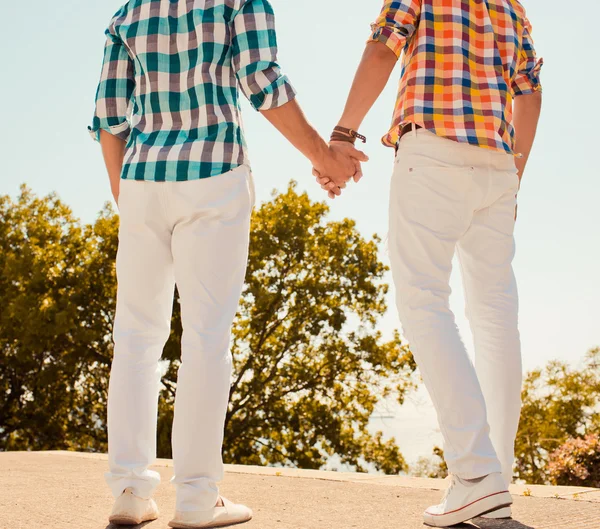 Dois namorados de mãos dadas — Fotografia de Stock