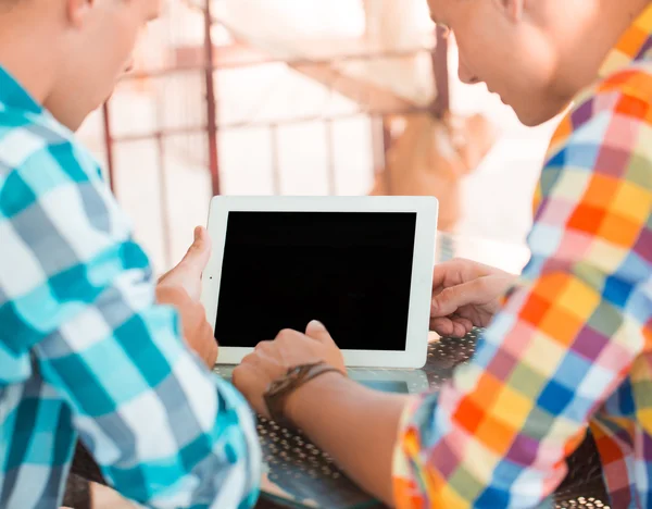 Zwei Freunde schauen auf Tablet — Stockfoto