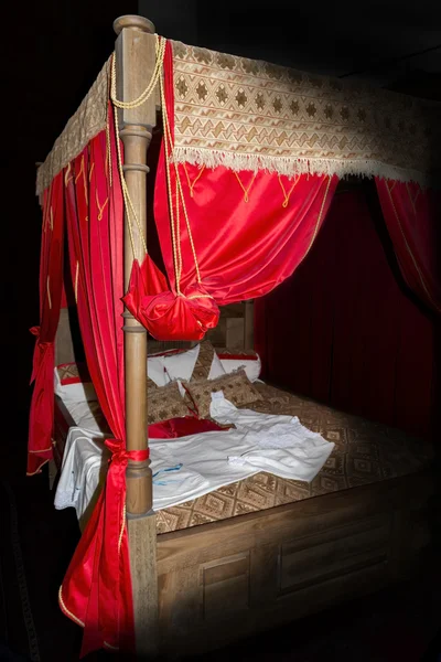 Средневековая кровать в замке — стоковое фото