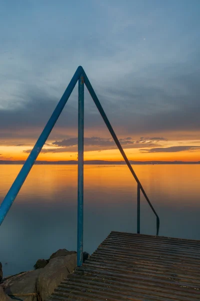 Zonsondergang op het gouden strand — Stockfoto