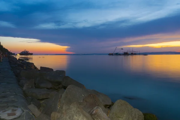 Zonsondergang op het gouden strand — Stockfoto