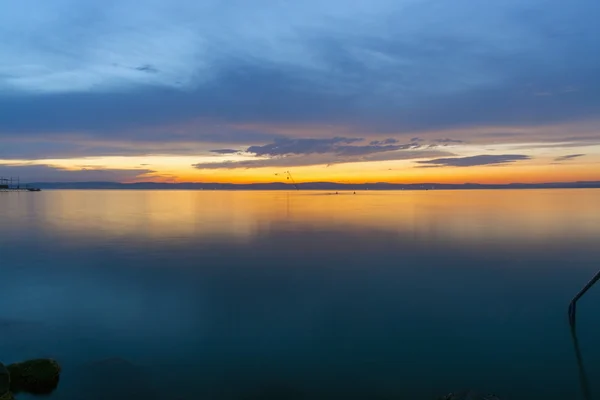 Sonnenuntergang am goldenen Strand — Stockfoto