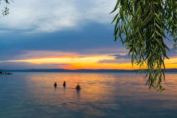 Puesta de sol en la playa de oro — Foto de Stock