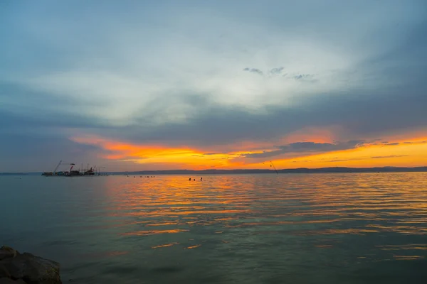 Puesta de sol en la playa de oro — Foto de Stock