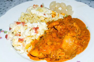 Paprikalı ve erişteli Macar yayın balığı güveci.