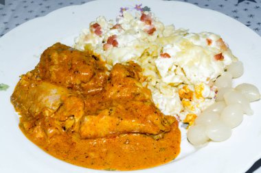 Paprikalı ve erişteli Macar yayın balığı güveci.