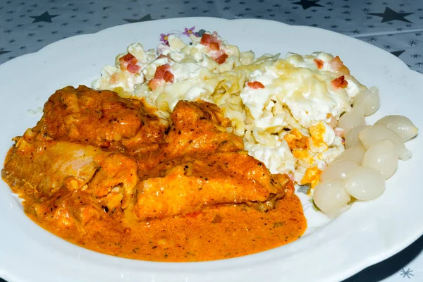 Paprikalı ve erişteli Macar yayın balığı güveci.