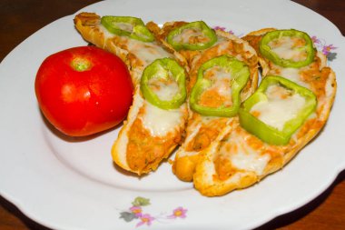 Hilal, Parizer veya Paris soslu krem ile vahşileşir.