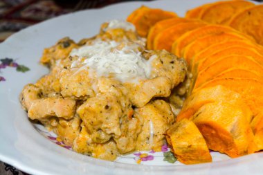 Süt kremalı tavuk göğsü, bal ve batata.