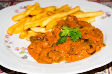 Bakony usulü domuz yahnisi.