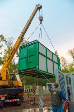 SZEGED, HUNGARY - 18 Ekimde. 2020: Szeged Zoo Chester Hayvanat Bahçesi 'nden bir gergedan alıyor