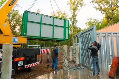 SZEGED, HUNGARY - 18 Ekimde. 2020: Szeged Zoo Chester Hayvanat Bahçesi 'nden bir gergedan alıyor