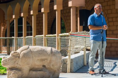 SZEGED, HUNGARY - 30 Ağustos. 2020: Robert Veprik Szeged Zoo 'daki Hint gergedan sergisinin açılış töreninde yönetmen.