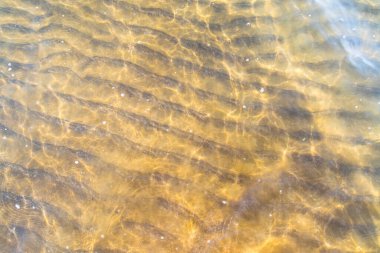 Akdeniz sahillerinde, suyun altında kum tepeleri.