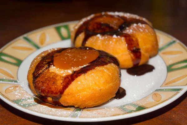 Krapfen Mit Marillenmarmelade Und Schokolade Auf Einem Teller — Stockfoto