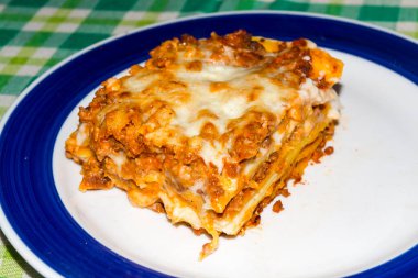 Öğle yemeğinde bir parça Lasagne Bolonez.