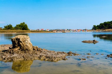 Adriyatik Denizi kıyısındaki Nin yakınlarında kara çamur göletleri