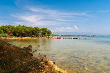 VIR, CROATIA - AĞUSTOS 08. 2018: Adriyatik Denizi 'ndeki Vir Adası' ndaki sahil
