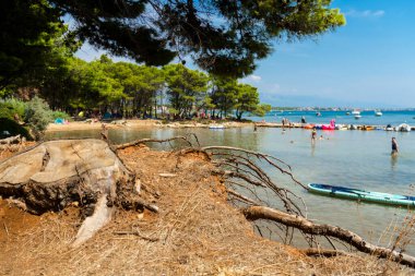 VIR, CROATIA - AĞUSTOS 08. 2018: Adriyatik Denizi 'ndeki Vir Adası' ndaki sahil