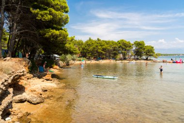 VIR, CROATIA - AĞUSTOS 08. 2018: Adriyatik Denizi 'ndeki Vir Adası' ndaki sahil