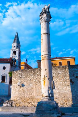 Hırvatistan 'ın Adriyatik Denizi' nde Zadar 'daki Utanç ve Aziz Donatus Kilisesi Sütunu