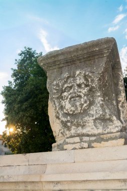 Hırvatistan 'daki Adriyatik Denizi' nde Zadar 'da yüzü olan Roma taşı