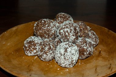 Bir tabakta hindistan cevizi topları grubu