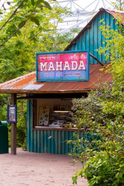 EMEN, NEtherlands - 20 EYLÜL. 2017: Vahşi Topraklar 'da Hint tarzı büfe, Emmen Hayvanat Bahçesi