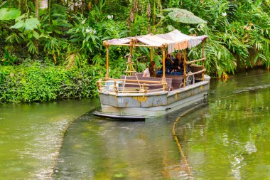 EMEN, NEtherlands - 20 EYLÜL. 2017: Vahşi Topraklar 'da eski tarz tekne, Emmen Hayvanat Bahçesi