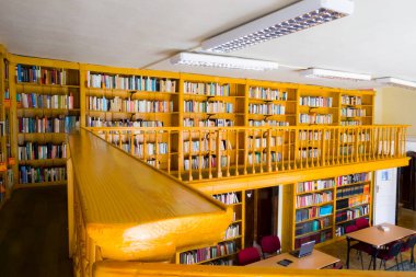 Eski bir kütüphanenin iç tasarımı