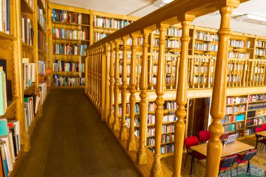 Eski bir kütüphanenin iç tasarımı: asma kat balkonu