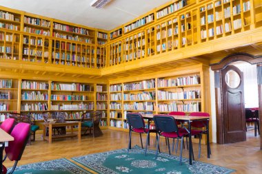 Eski bir kütüphanenin iç tasarımı