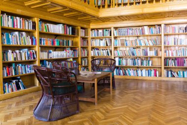 Kitapların ve sandalyelerin olduğu eski bir kütüphanenin iç tasarımı