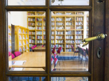 Eski bir kütüphanenin iç tasarımı: Pencereli kapı