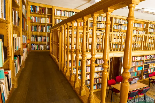 Eski bir kütüphanenin iç tasarımı: asma kat balkonu