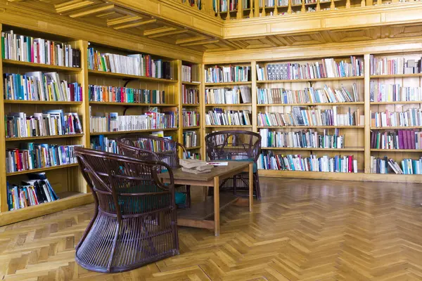 Kitapların ve sandalyelerin olduğu eski bir kütüphanenin iç tasarımı