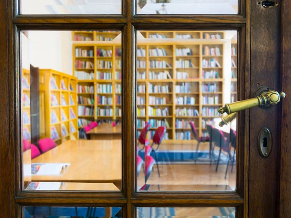 Eski bir kütüphanenin iç tasarımı: Pencereli kapı
