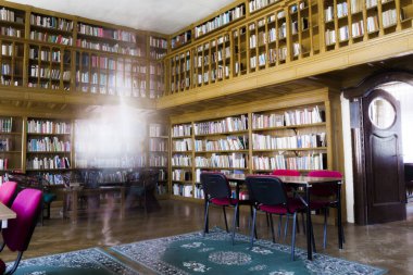 Eski moda kütüphane salonunda hayalet