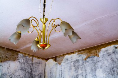 Restorasyondan önce bir panelde eski püskü bir daire.