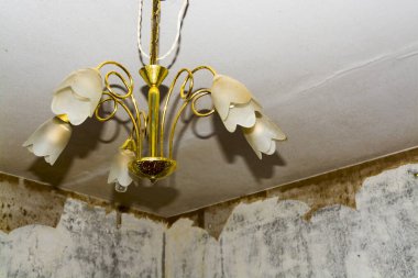 Restorasyondan önce bir panelde eski püskü bir daire.